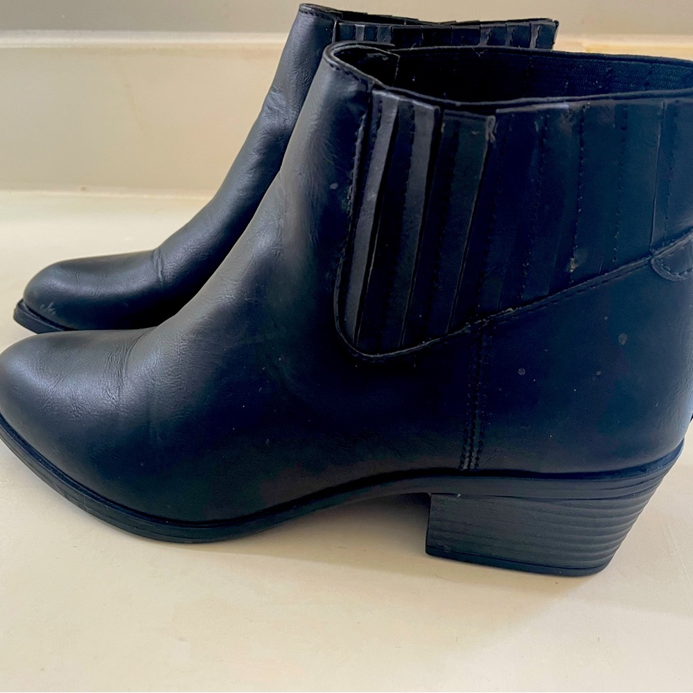 Black Ankle boots. Size 6. Almost new.